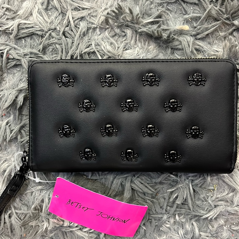Flash sale Betsey Johnson skull wallet